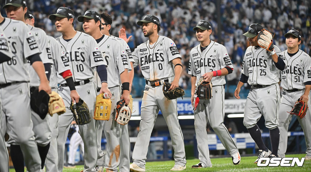 '158km' 문동주까지 <b>부활</b>한 한화, 1위 질주 날개 달았다 "쉽지 않은 경기...