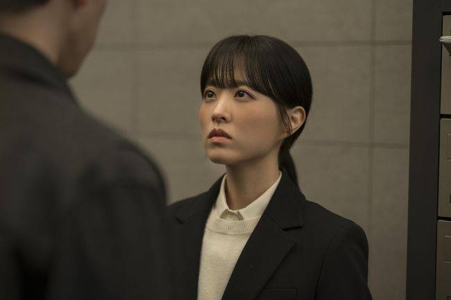 앉아있던 의자마저 내준 <b>박보영</b>, 이러니까 사랑 받을 수밖에 [핫피플]
