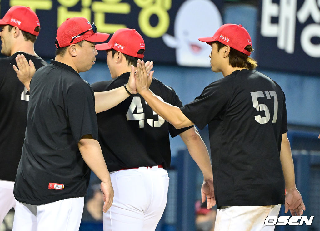 [사진]KIA 이범호 감독, '<b>고종욱 맹활약</b>으로 승리했어'