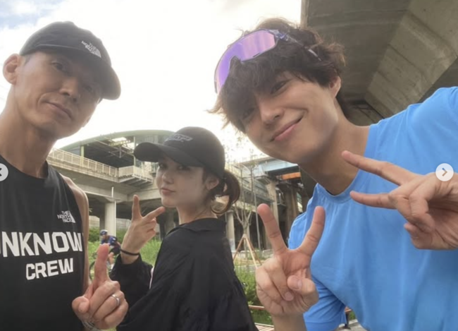 '활동 중단' <b>뉴진스 다니엘</b>이 여기에?..<b>박보검</b>x션과 깜짝 새벽 러닝