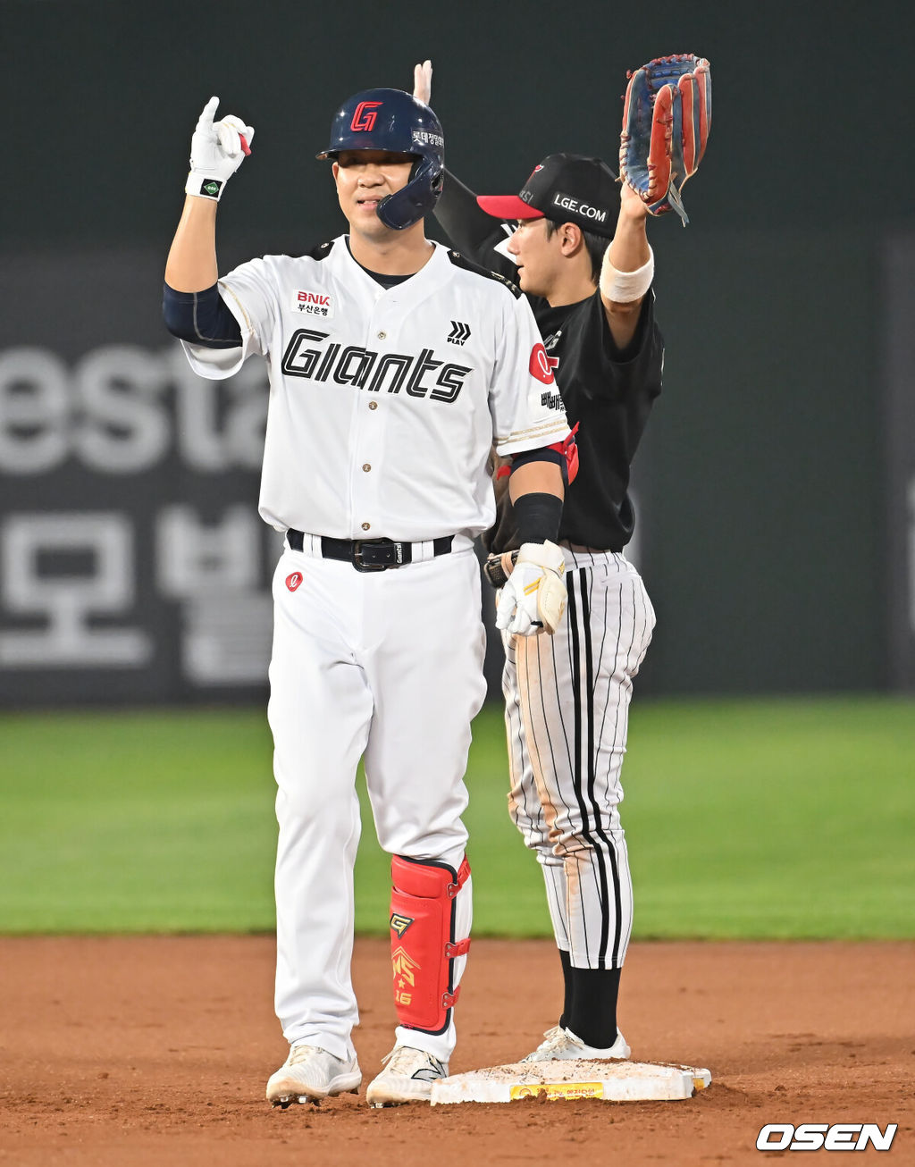 '패승승승승승승' 감보아 158km 괴력투, 6연승 미쳤다! <b>전준우 결승</b> 투런...