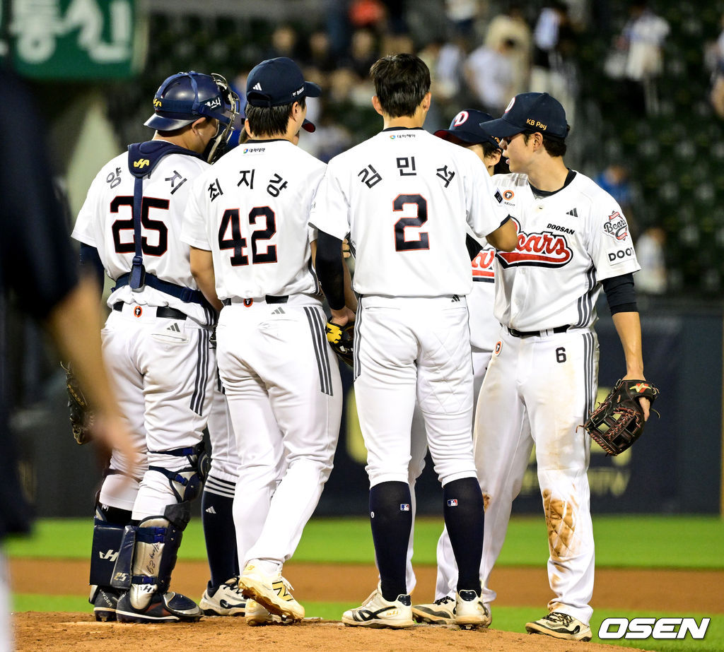 [사진]5-0 <b>승리</b> 기뻐하는 <b>두산</b>