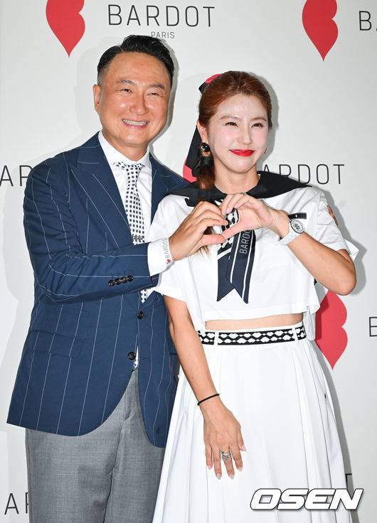 <b>주영훈</b> 응급수술 무사히 회복세, 이윤미·세 딸 옆 환자복 입고 '활짝...