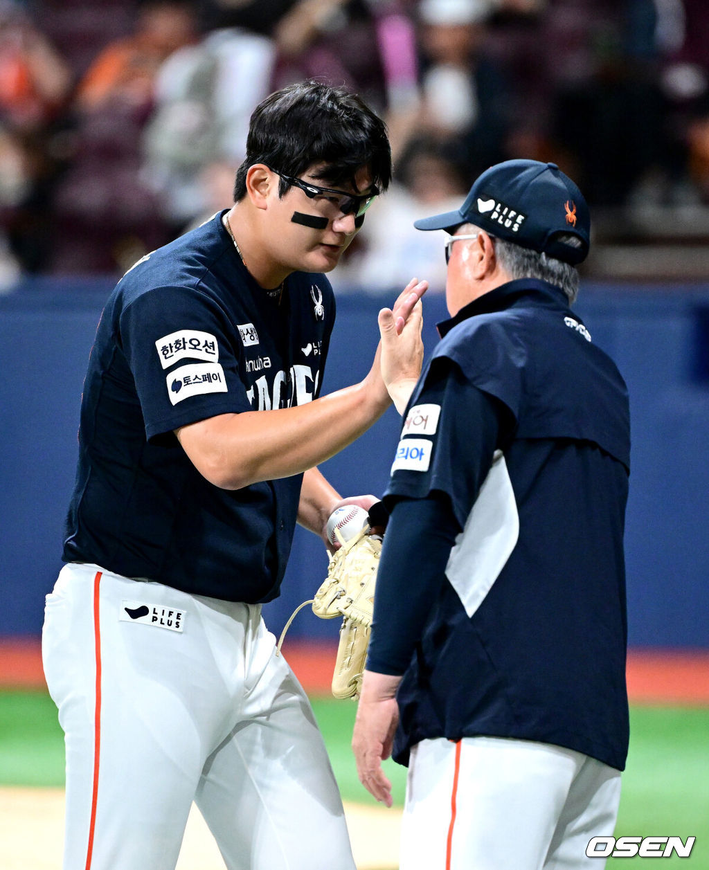 ‘폰세 7이닝 1실점 위력투→<b>노시환</b> 9회 <b>결승포</b>’ 김경문 감독 ”폰세 ...