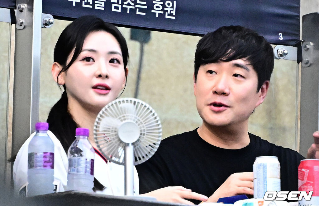 14살차 <b>배성재</b><b>김다영</b>, 그동안 어떻게 참았대…<b>결혼</b>하더니 야구장 데이...