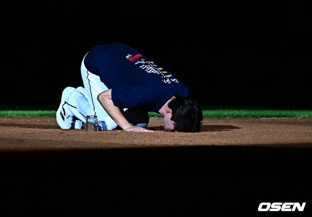 [사진]<b>천재 유격수 김재호</b>, 정든 그라운드에 작별 키스