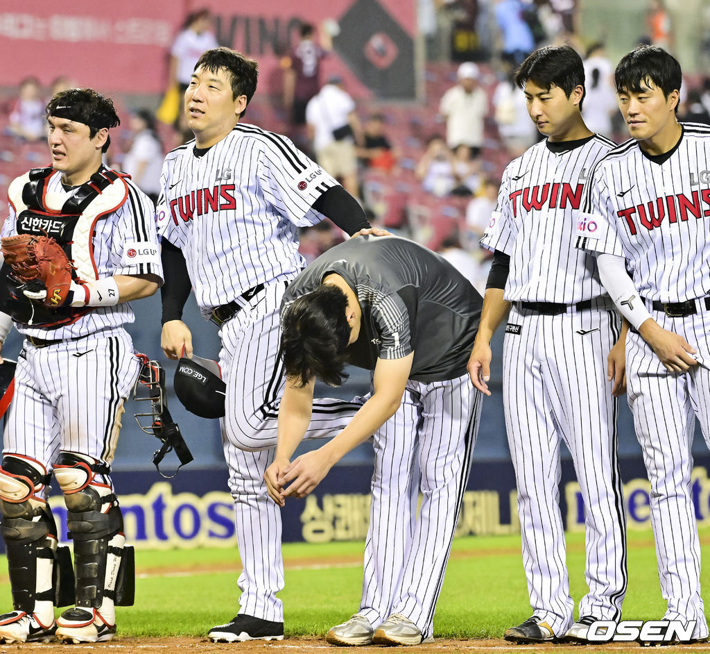 [사진]<b>결승타</b> 주인공 <b>김현수</b>,'임찬규! 큰절해라'