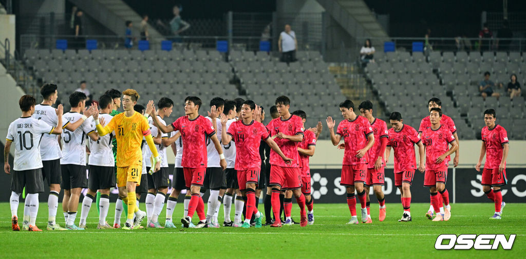 韓 <b>축구</b> <b>우승</b>! '자칭 황금세대' 중국 또 잡았다...<b>U-16</b> <b>대표팀</b>, 中 4-3 격...