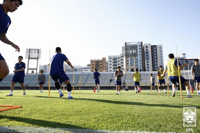 '中 3-0 격파' <b>홍명보호</b>, <b>홍콩전</b> 대비 마쳤다...체감온도 36C 무더위 뚫...