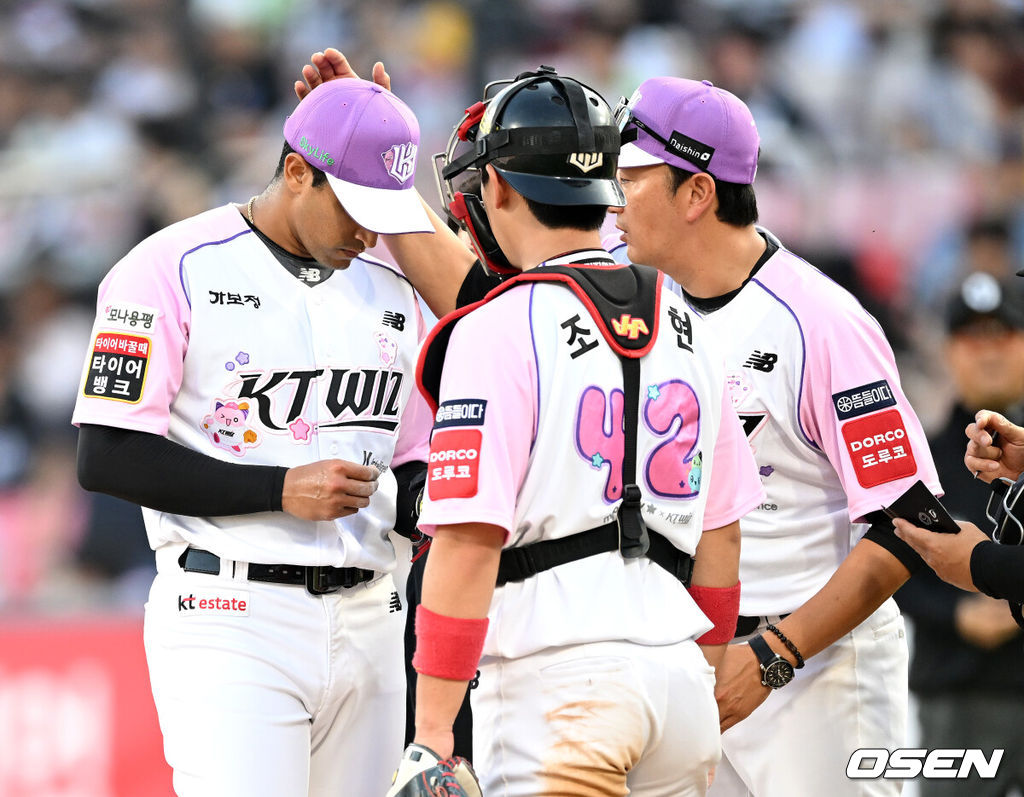 ‘V2 도전’ KT 결단 내렸다! 장수 외인 <b>쿠에바스</b> 전격 <b>방출</b>, 새 외인 머...