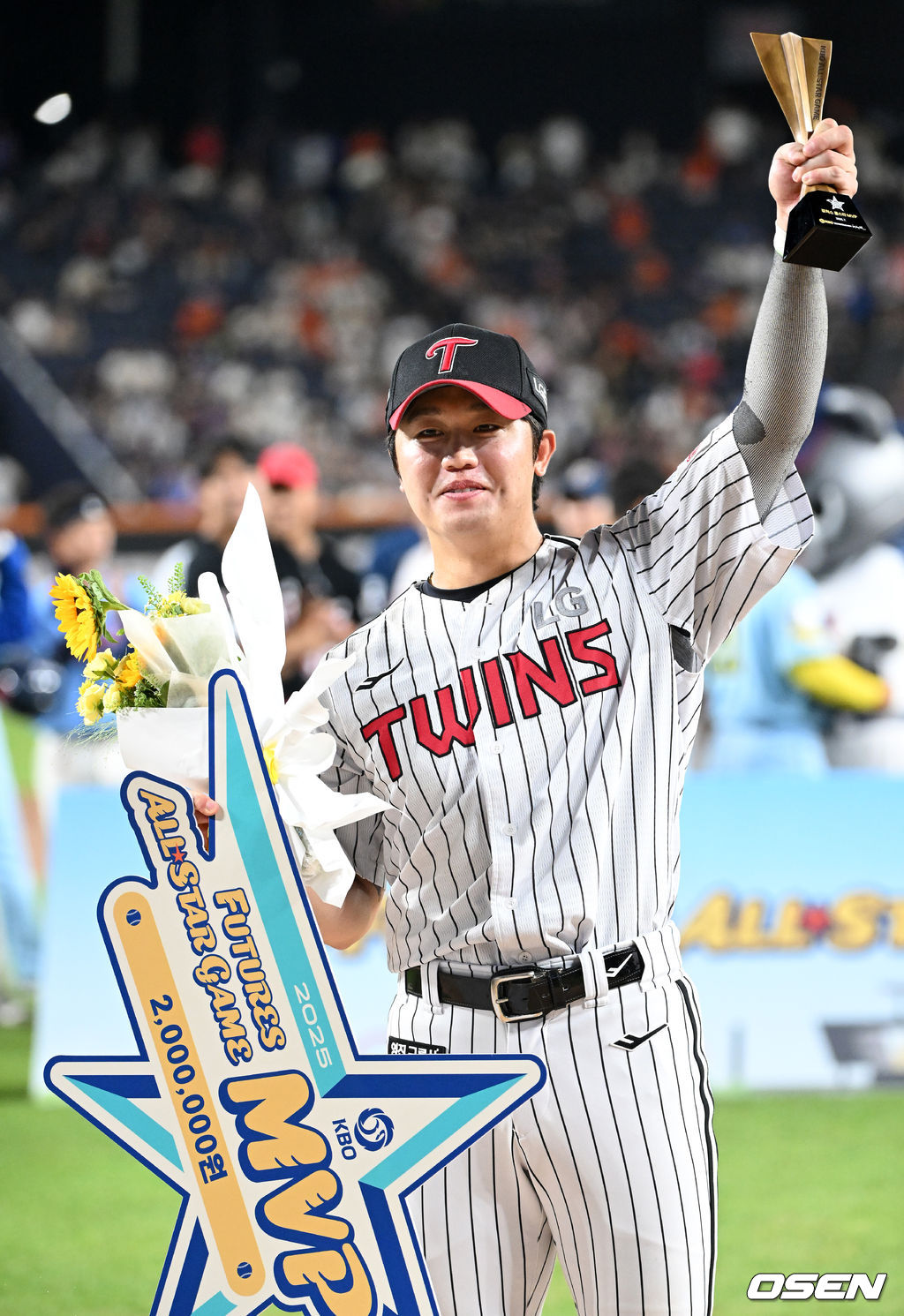 [사진]<b>퓨처스 올스타전 MVP</b>는 <b>손용준</b>