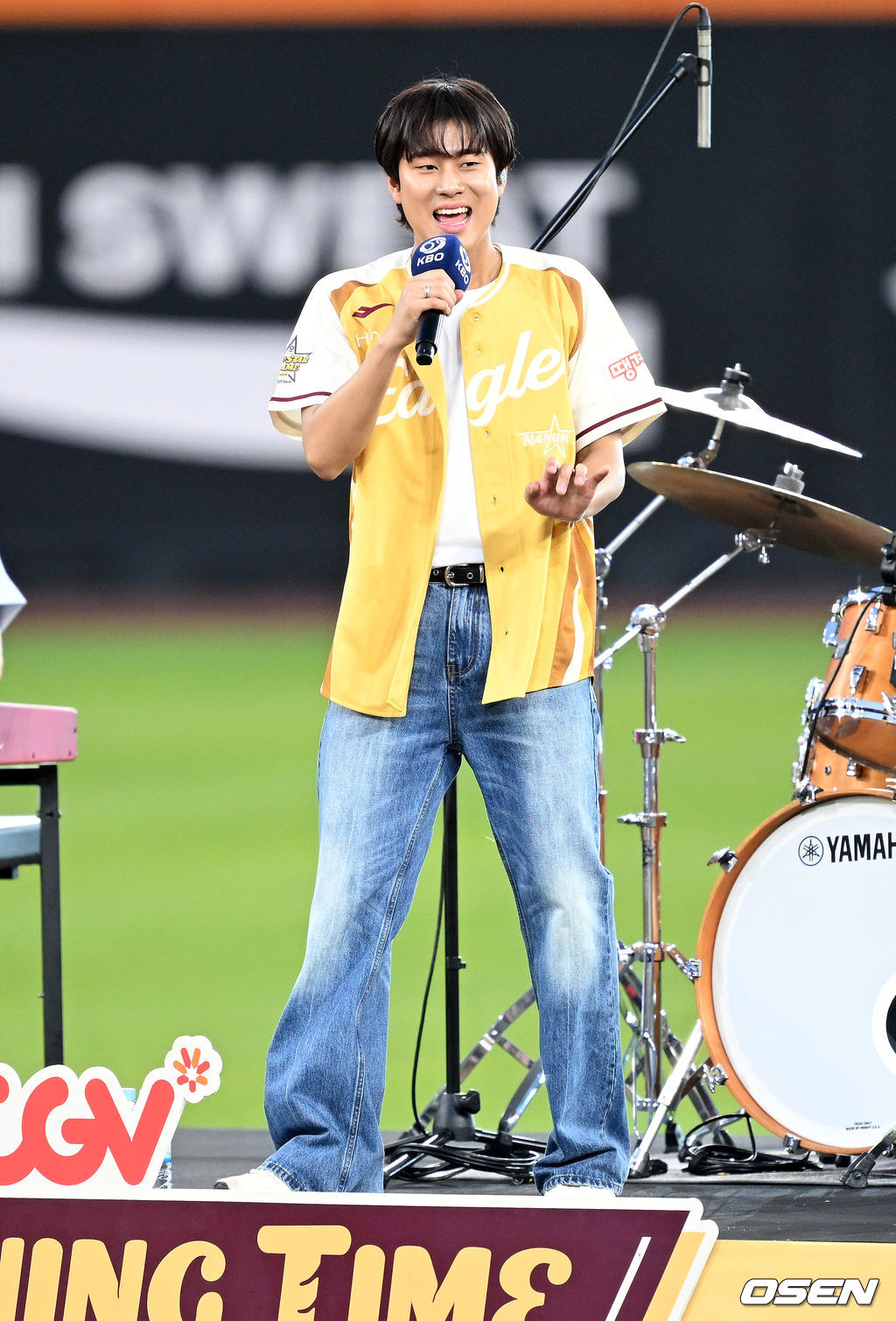 [사진]<b>이무진</b>,'올스타전 <b>축하 공연</b>'