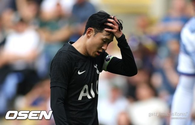 청천벽력... "허리 계속 신경 쓴 <b>손흥민</b>, 불편한 듯 걸었다" 레딩전 부진...