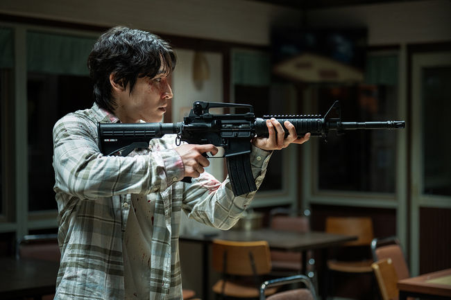 <b>김남길</b>X<b>김영광</b> '<b>트리거</b>' 공개 D-day, 총이 택배로 배달됐다