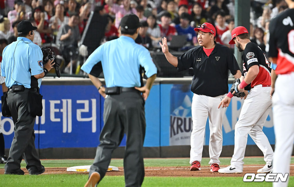 [사진] <b>이범호 감독</b>, 주루 방해 이해가 안돼