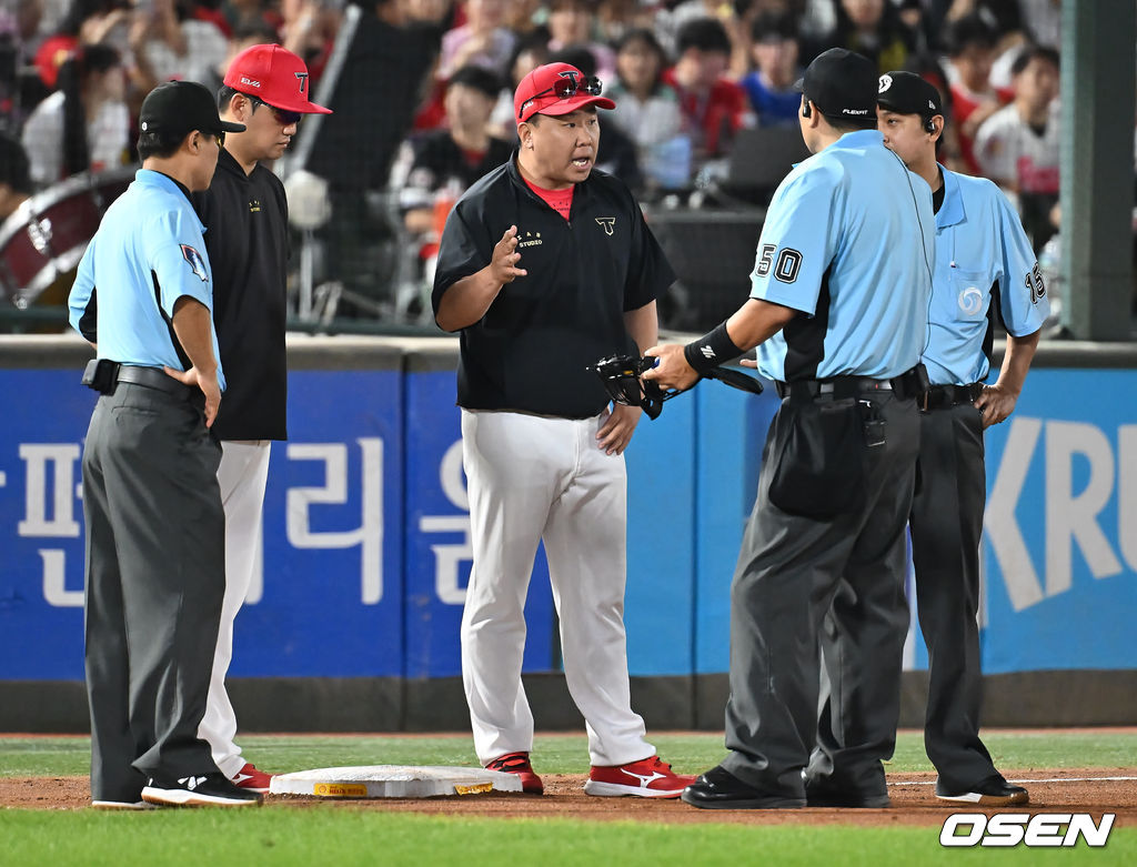 [사진] <b>이범호 감독</b>, 주루 방해 아닌데...