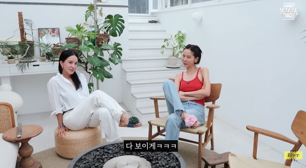<b>엄정화</b>, 넓은 마당 딸린 으리으리 '50억 <b>한남동</b> 집' 공개 "첫 <b>자가</b>..내 로...