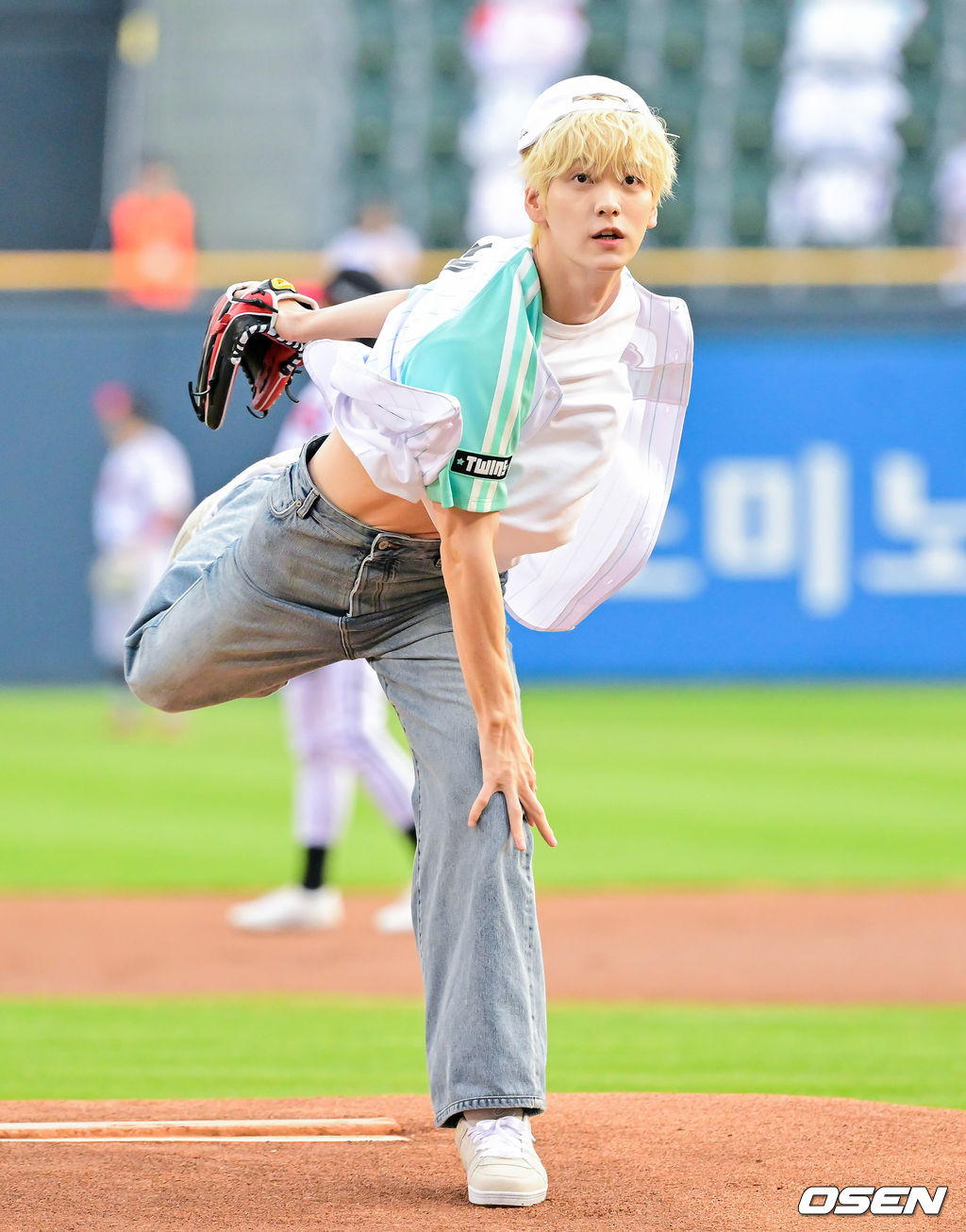 [사진]<b>TXT 수빈</b>,'복근 <b>시구</b>'