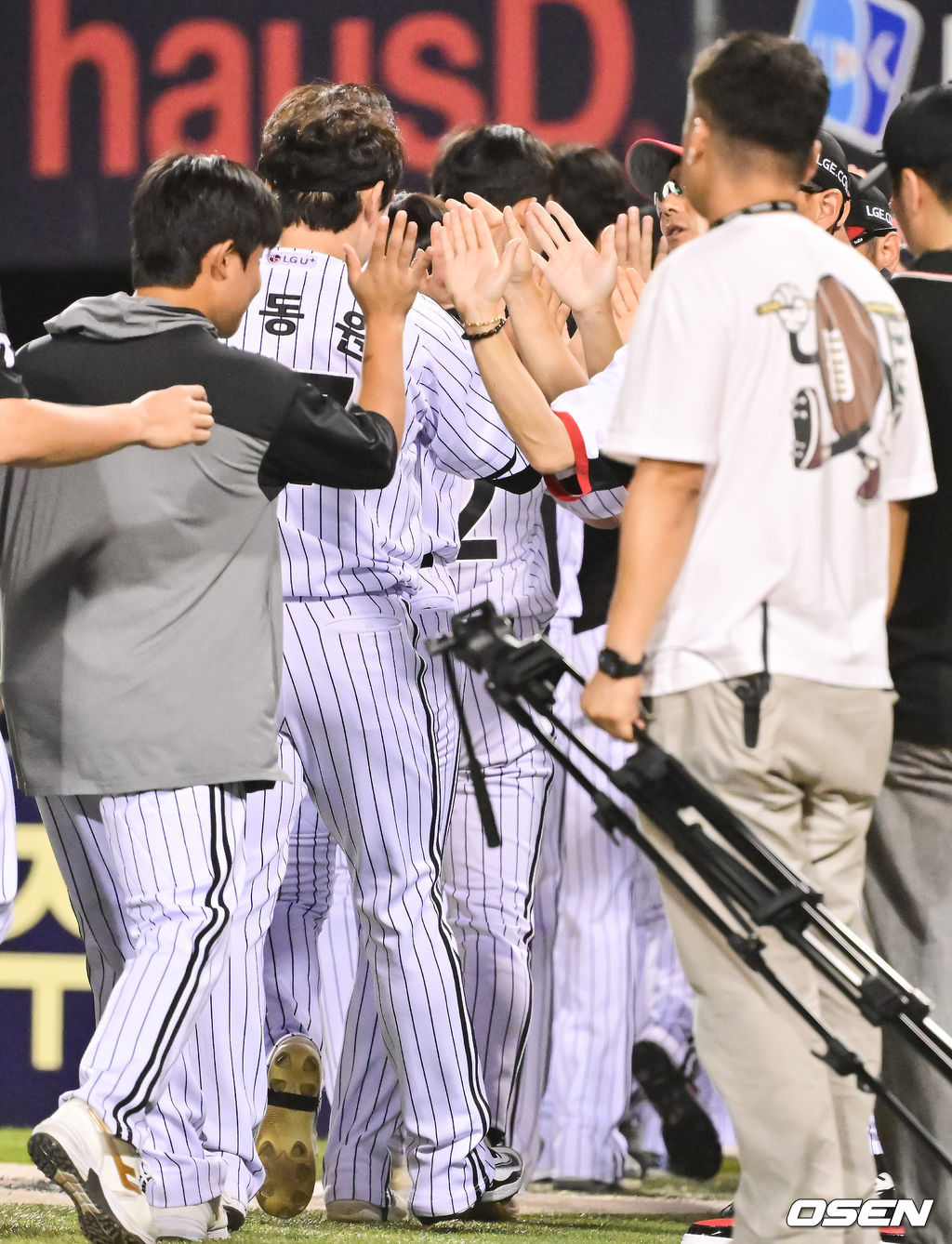 [사진]염경엽 감독,'<b>박관우</b>! <b>활약</b> 대단했어'