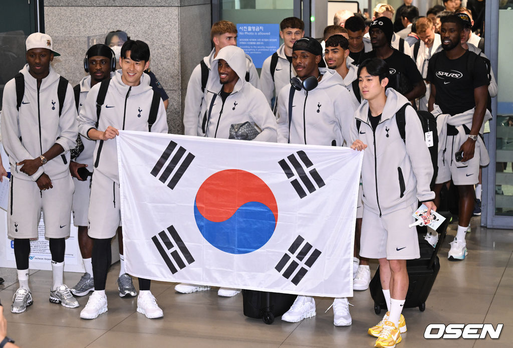 [사진]<b>태극기</b> 든 토트넘 <b>손흥민</b>-<b>양민혁</b>