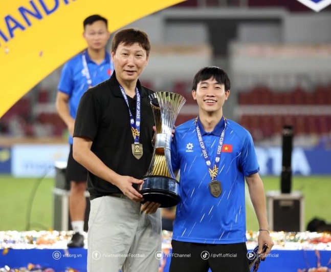 동남아 축구 완전 제패한 <b>김상식</b>, ‘정감 지도력’으로 선수단 사로잡다