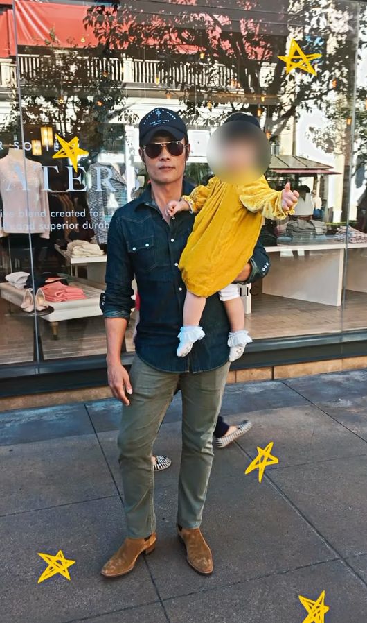 ‘<b>이민정</b>’ <b>이병헌</b>, 딸이 질투하겠네…‘주영훈’ 이윤미 딸 품에 ...