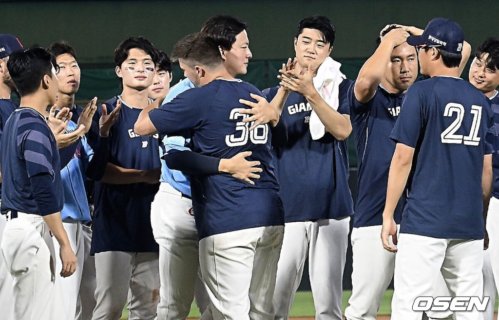 롯데 <b>데이비슨</b>, 10승 달성하고 <b>방출 통보</b> 비극...새 외인은 "유력 후보와...