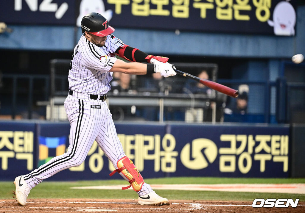 '미쳤다' 140m 초대형 홈런, 오스틴 투런 홈런 터졌다...한화 <b>엄상백</b>, 1회...