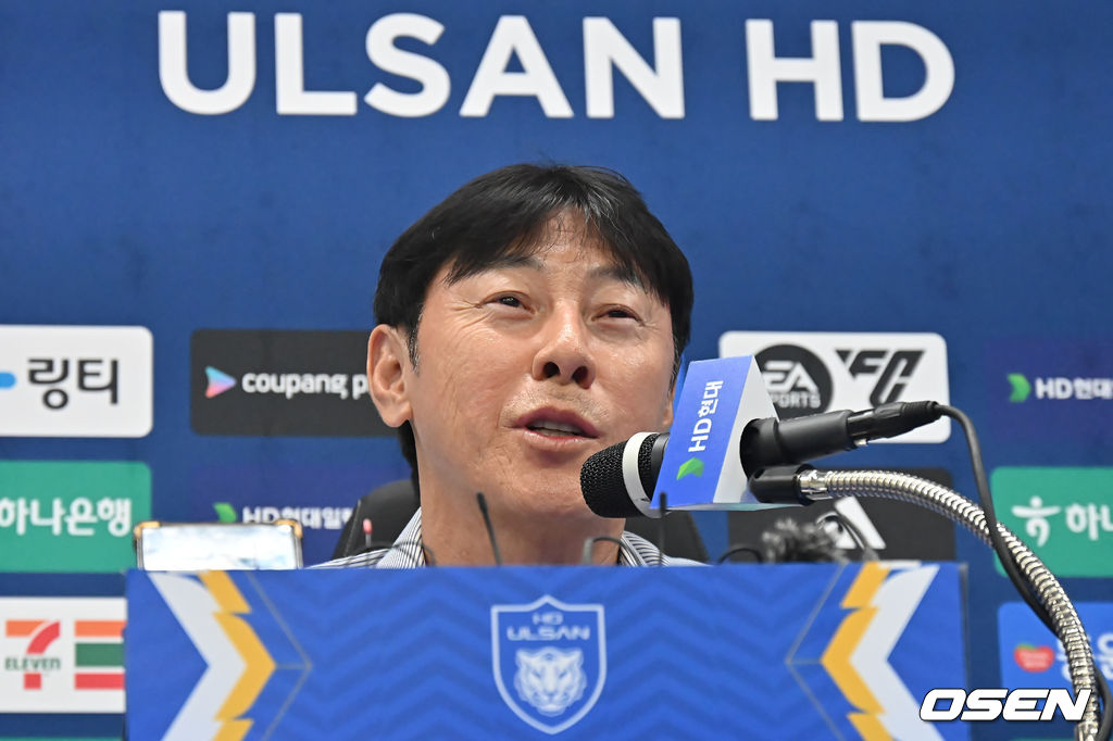 [사진] <b>신태용 울산</b> HD 감독, 여유만만