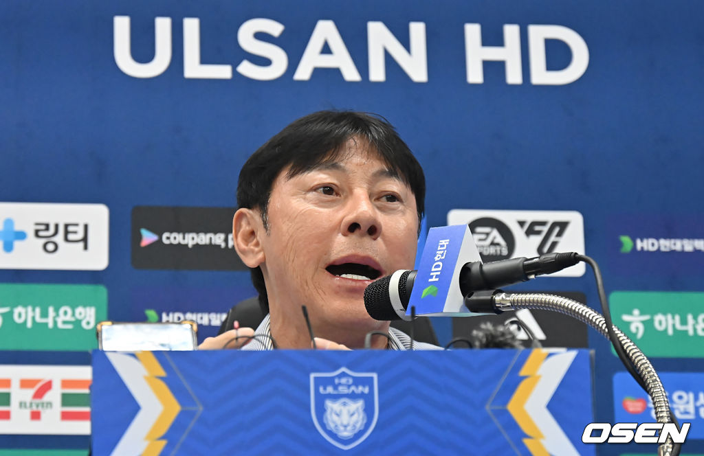 [사진] 기자회견 갖는 <b>신태용 울산</b> HD 감독