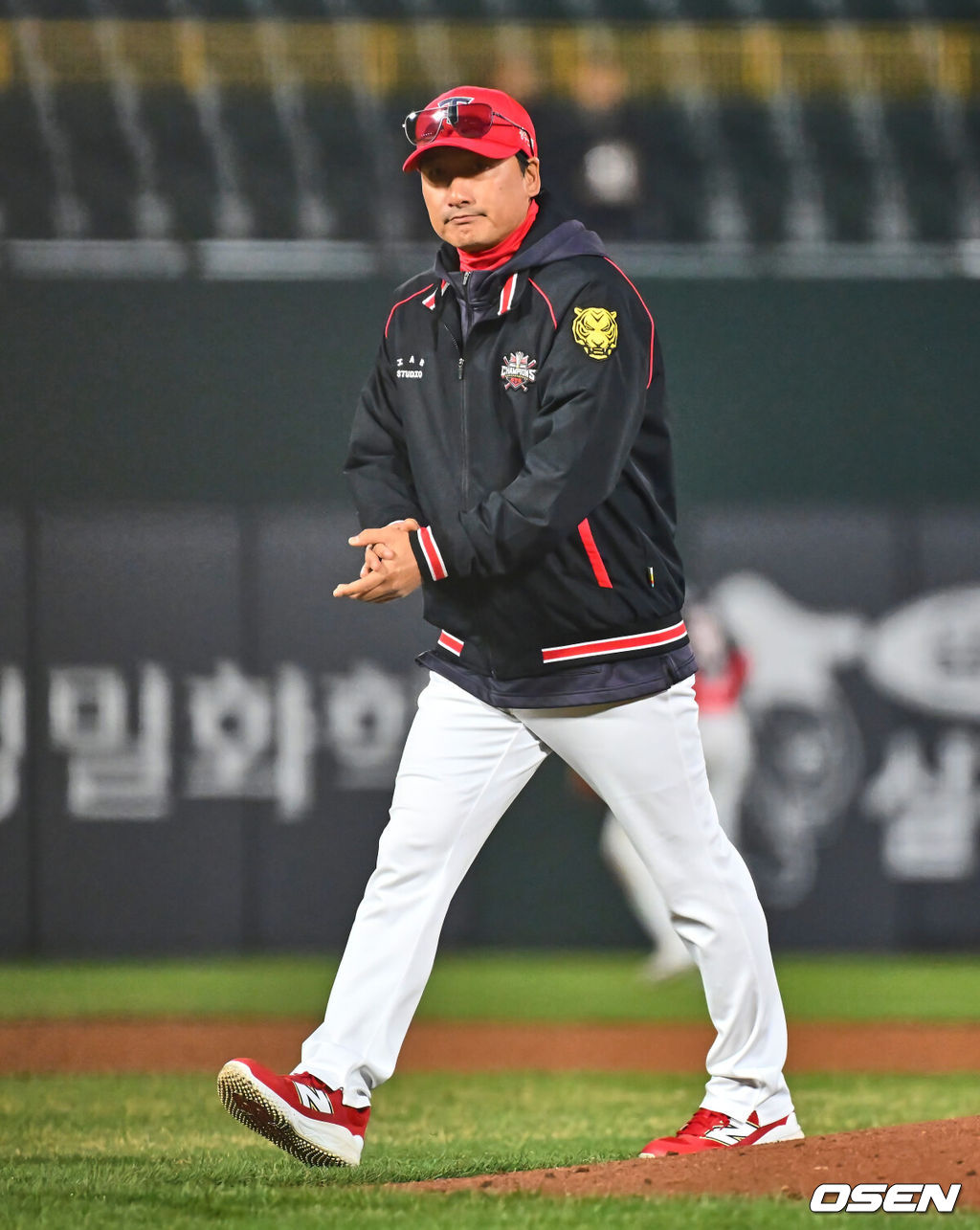 ‘정재훈·타케시 코치 2군행’ KIA, 투수 코칭스태프 개편…‘토미 존...