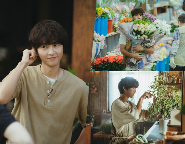 ‘꽃을 든’ <b>송중기</b>, <b>첫사랑</b> 기억 소환시키는 비주얼(‘마이유스’)