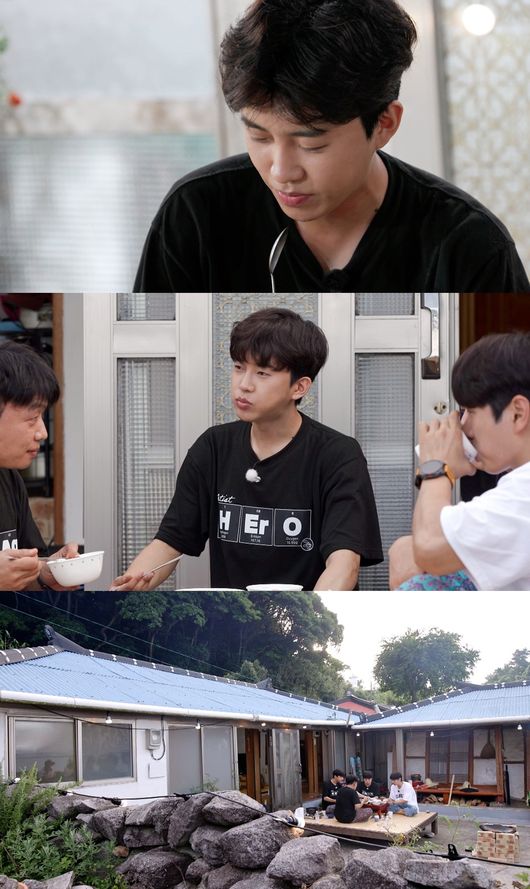 <b>임영웅</b>, 34살 진짜 모습 어떤가보니..<b>숟가락</b> 마이크 들고 라이브(섬총각...