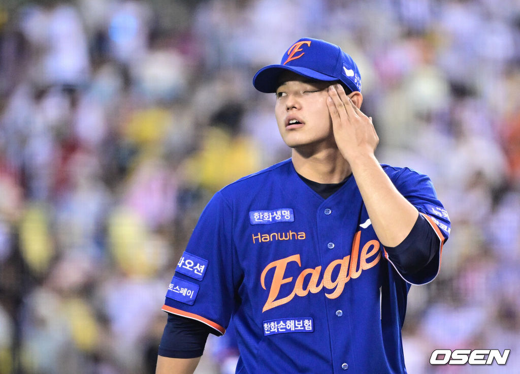 <b>문동주</b> 데뷔 첫 10승 도전 경기였는데…안타까운 부상, <b>강습</b> 타구에 오...