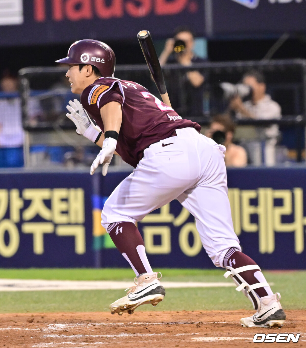 설욕 이끈 <b>알칸타라</b> 8이닝 1실점 <b>완벽투</b>...설종진 대행 "맞춰잡는 피칭...