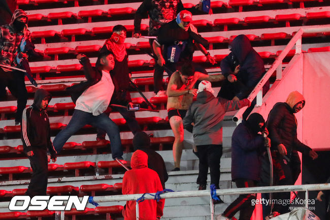 충격! <b>축구</b>장에서 콘크리트 던지고 칼로 찌르고..."300명 넘게 체포+생명...