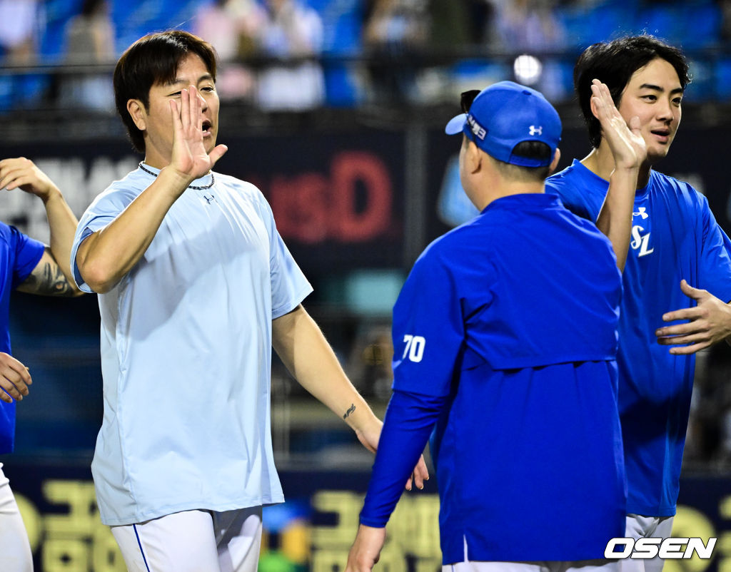 [사진]박진만 감독, '<b>강민호 1000득점</b> 축하해'