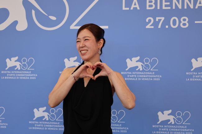 박찬욱X이병헌X손예진, <b>베니스</b>도 사로잡은 '<b>어쩔수가없다</b>'