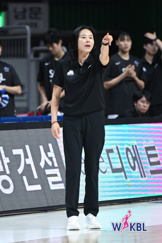 ‘여자<b>농구</b> 쉽지 않네…’ 최윤아-이상범 감독, WKBL 데뷔전에서 나란히...