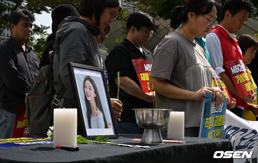 [사진]故<b>오요안나</b> 1주기 추모 묵념