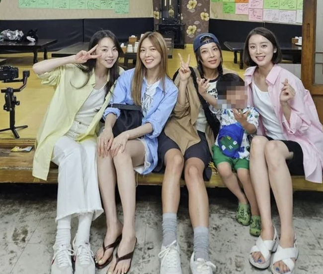 <b>원더걸스</b> 완전체 빠진 <b>선미</b>…“멤버들과 잘 지내” 불화의혹 차단 ('살...