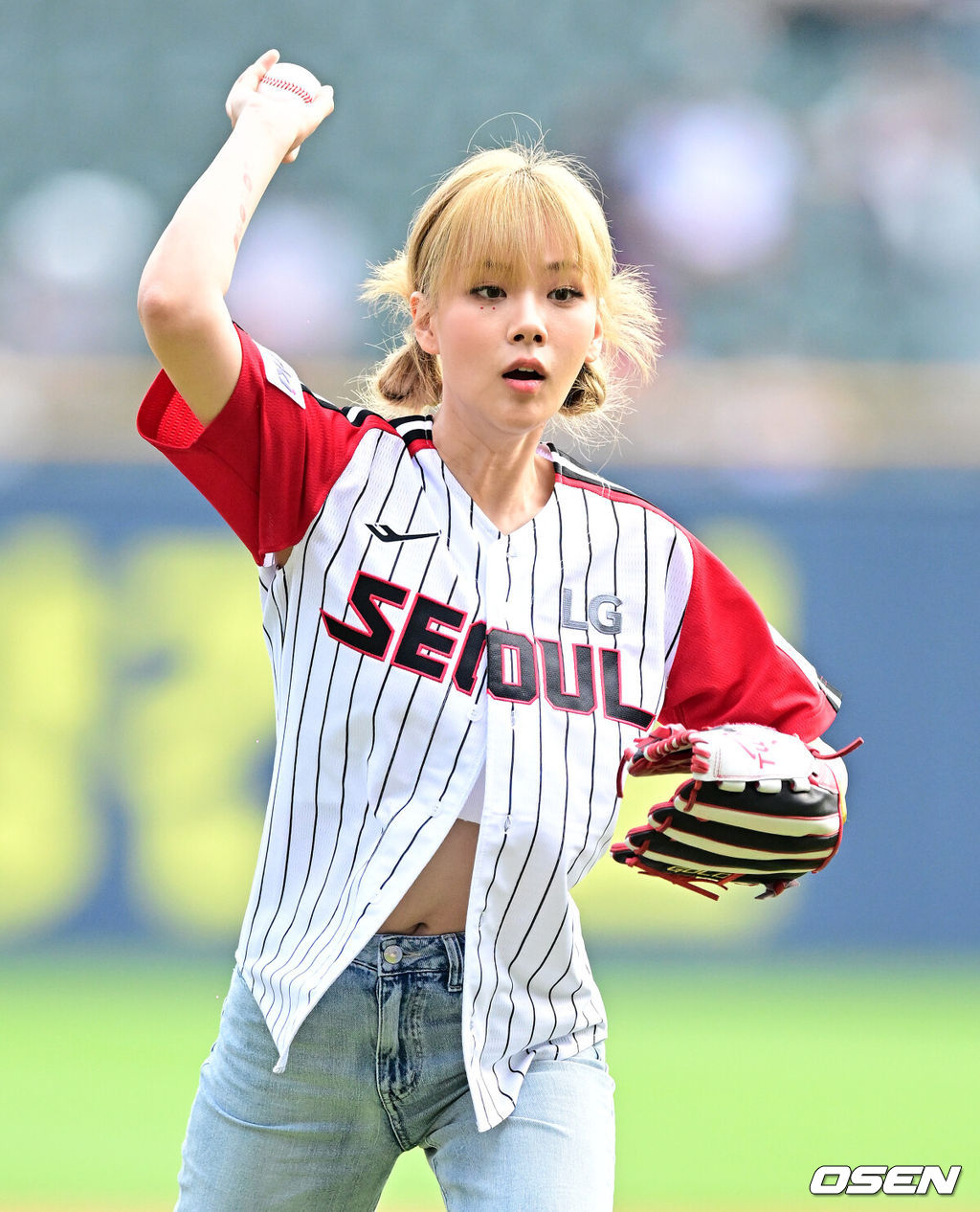 '1위 확정 간다!' LG, KIA전 승리기원 <b>시구</b>...13일 <b>비비</b>-14일 <b>아이비</b>