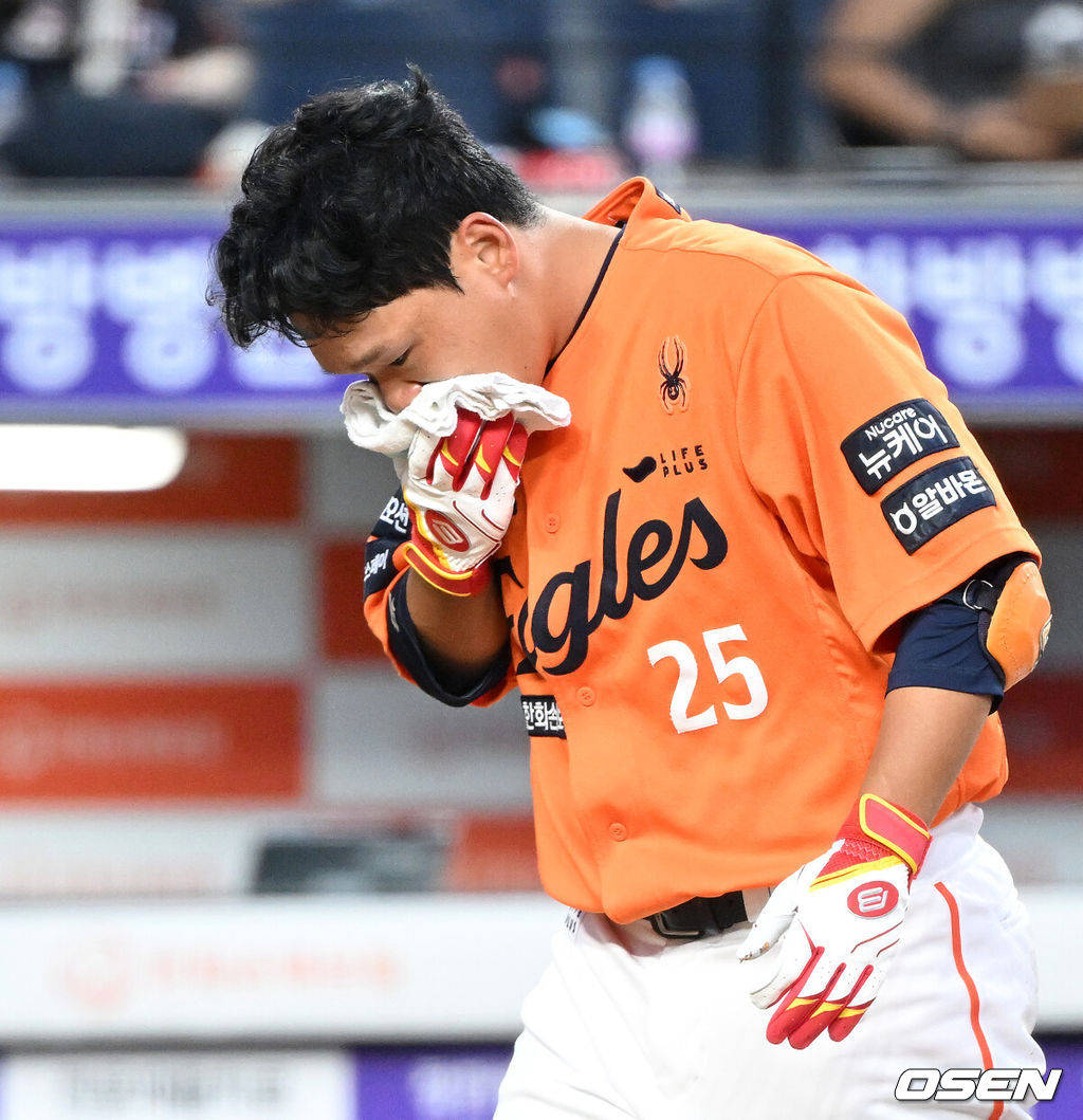 '아찔한 <b>사구</b>' 한화 <b>김태연</b>, 140km 직구에 얼굴 맞고 교체…응급실 검진...