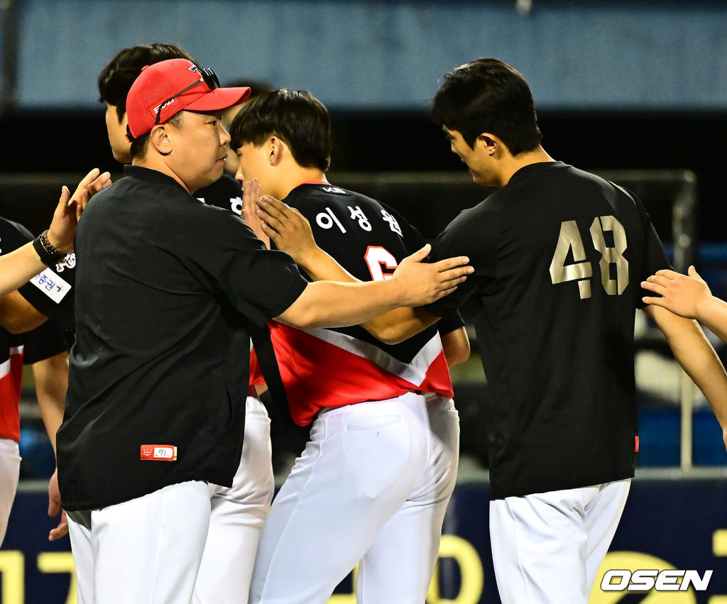 [사진]<b>이범호</b> 감독,'이의리, 시즌 첫 승 축하해'