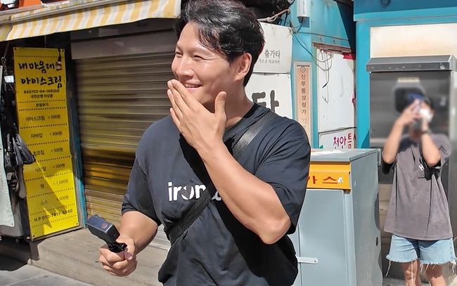 '<b>새신랑</b>' <b>김종국</b>, 시민 <b>덕담</b> 뭐였길래.."보통 행복하게 살라고 하는데?...