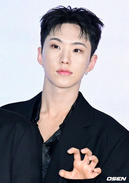 <b>세븐틴 호시</b>, 1억 <b>기부</b> 후 입대..잠비아 공립학교 교실 신축 [공식]