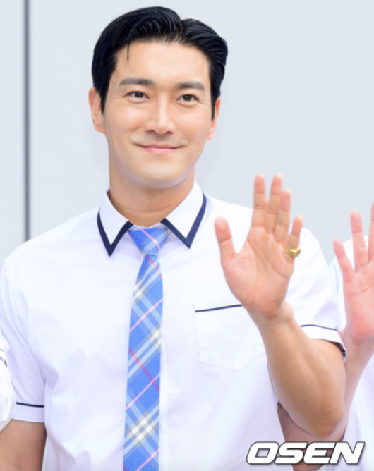 "정치생각NO" 최시원, 어쩌다 슈주 '탈퇴' 요구까지..'<b>찰리 커크 추모</b>' ...