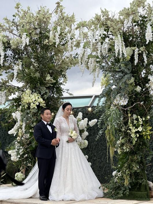 <b>김병만</b>현은재, 동화 같은 <b>한강 결혼식</b> 공개.."두 자녀가 화동"