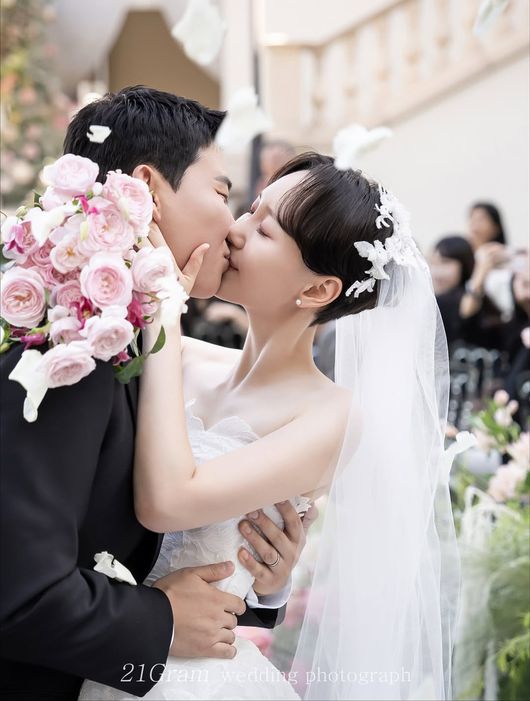 <b>이유영</b>, 2살 딸과 함께 한 뒤늦은 <b>결혼식</b>…훈남 남편 얼굴도 공개[핫...