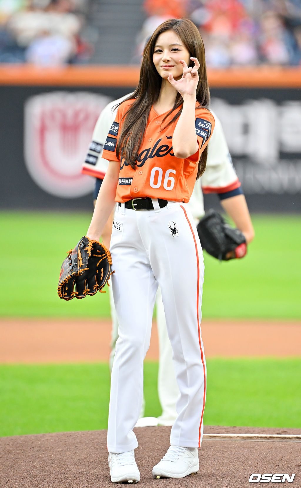 [사진]<b>엔믹스 설윤</b>,'<b>시구</b> 마치고 상큼 포즈'